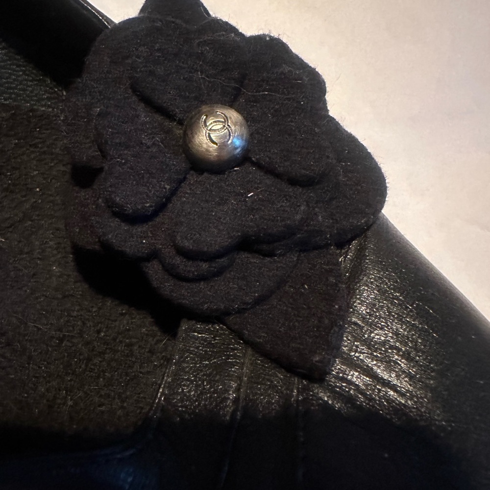 Chanel Black Leather Women's Shoes - Picture 4 of 4